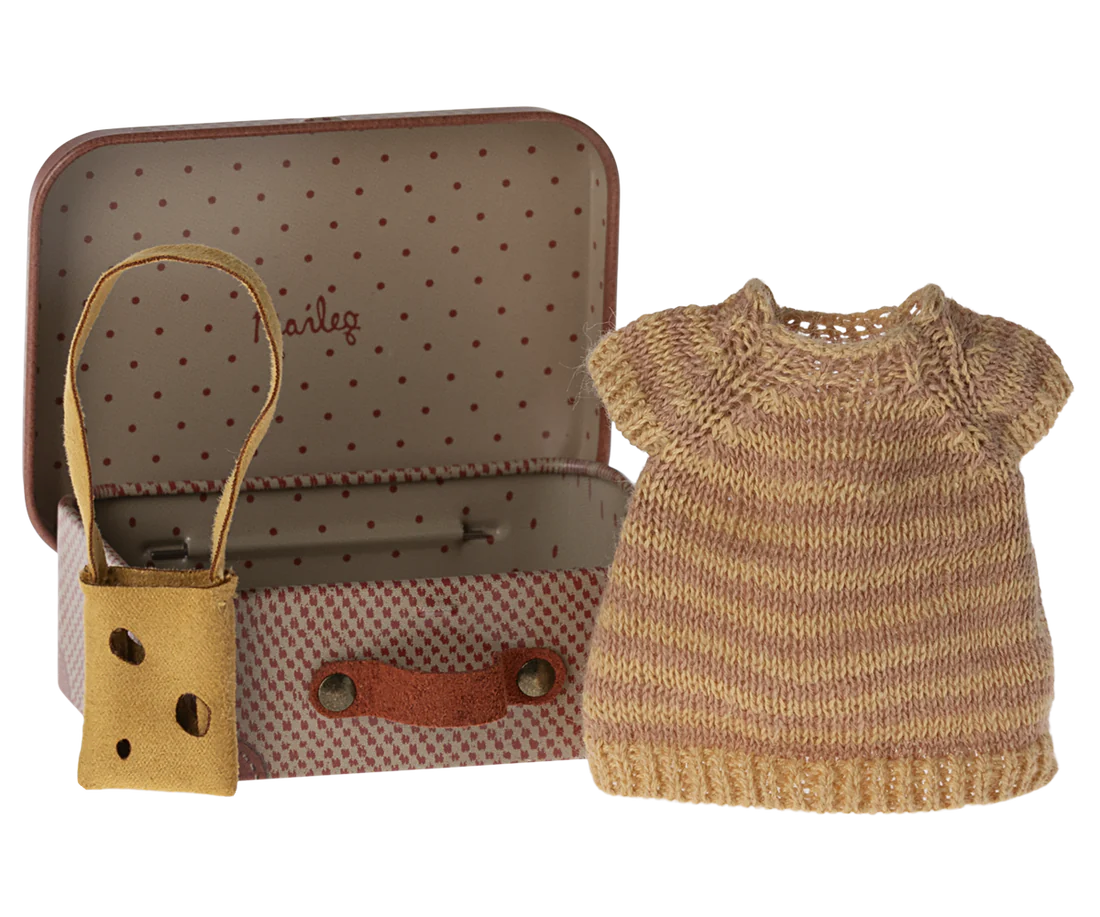 Knitted dress and bag in suitcase, Big sister mouse