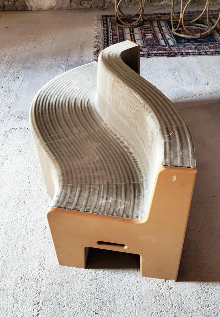 Flexible Love Chair by Chishen Chiu